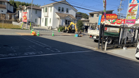 店舗前の道が工事中です！お気を付け下さい
